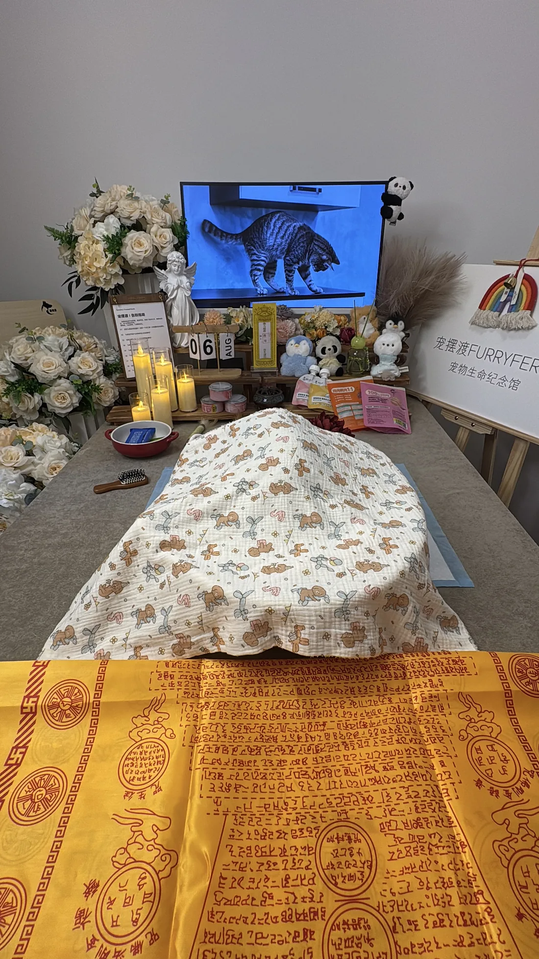 西安宠物告别仪式中的鲜花与纪念照片